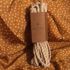 Altru - macrame plant hanger